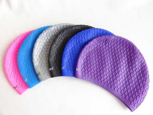 游泳戴硅膠的好還是布的好，硅膠泳帽和布泳帽哪個更舒服？